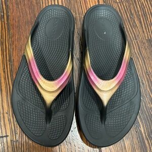 Oofos Oolala Luxe Recovery Women’s Sandal Flip Flop Sz 37 Rose Gold Black
